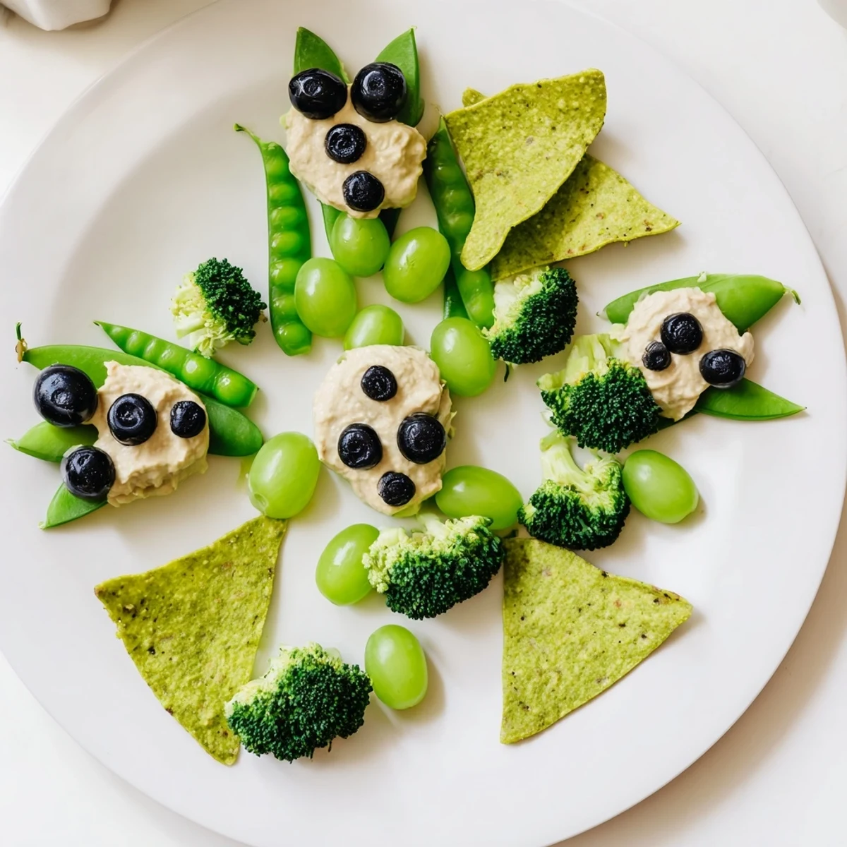 Vivid green "Attaque d'Extraterrestres Snacks Verts" snacks with guacamole alien faces, promising a fun, crunchy bite.