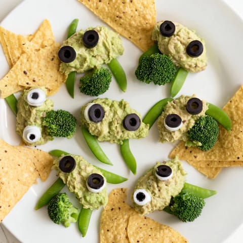 An extraterrestrial snack spread: a vibrant platter of "Attaque d'Extraterrestres Snacks Verts", fresh and green.