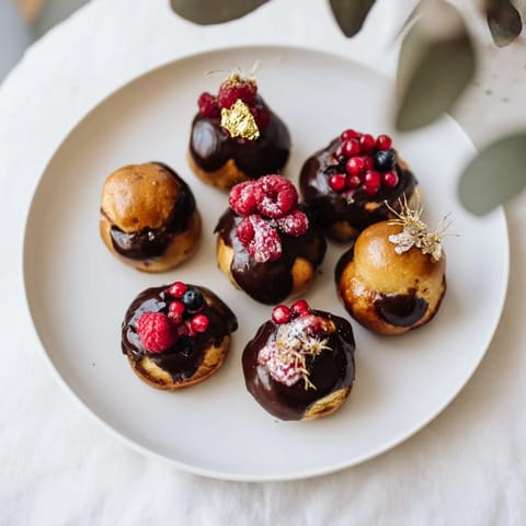 A visually stunning Piste de Train Mignardises arrangement, with golden mini pastries and vibrant berries.